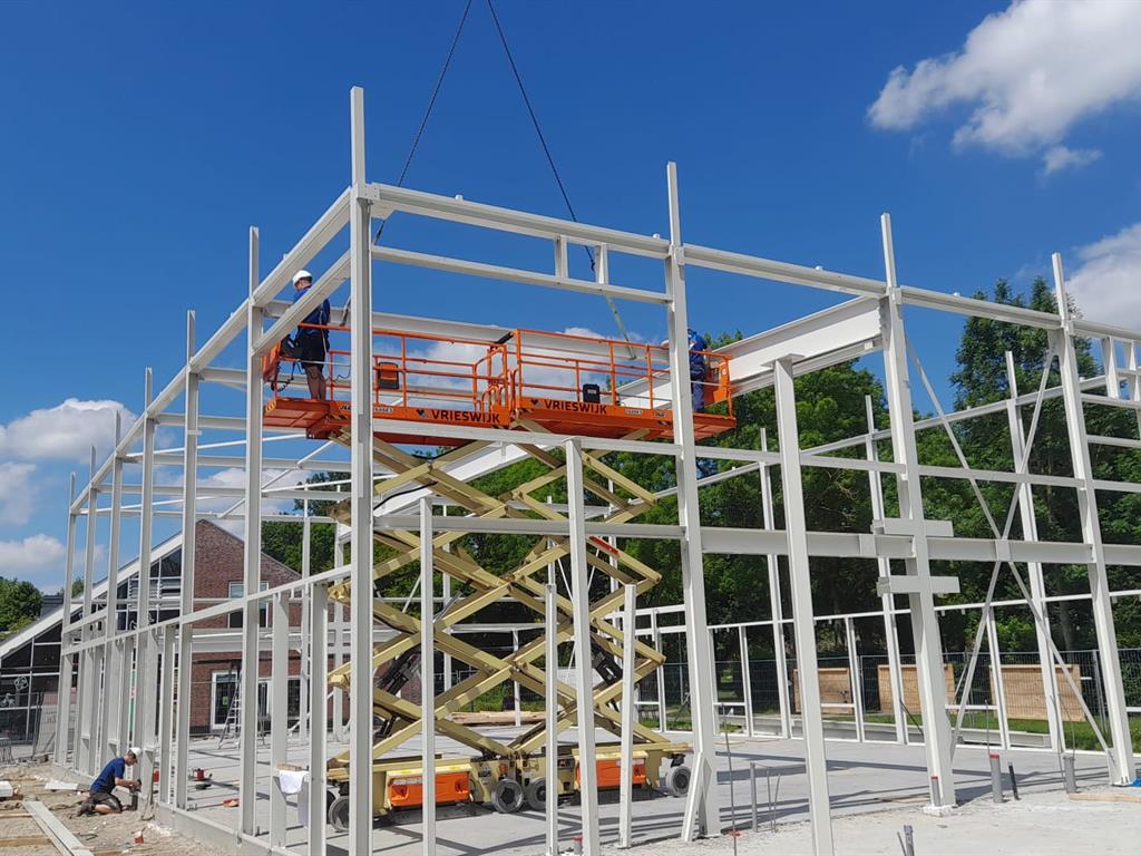 Montage staalconstructie gymzaal Groningen 