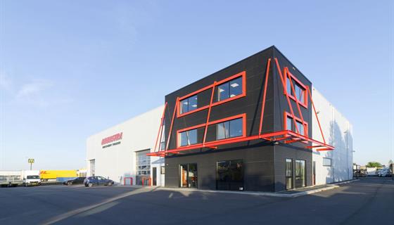 Bedrijfspand Boonstra Schadevoertuigen | B.V. Bouw- en Aannemingsbedrijf G. de Haan & Zn.